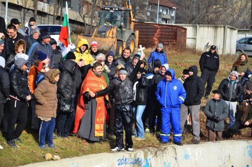 Смелчаци вадиха кръста от ледените води в цялата страна