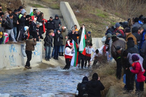 Смелчаци вадиха кръста от ледените води в цялата страна