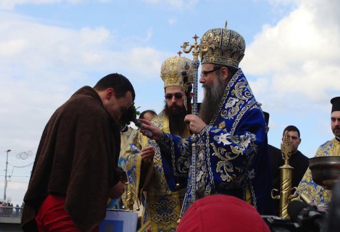 Смелчаци вадиха кръста от ледените води в цялата страна