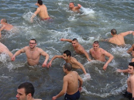 Смелчаци вадиха кръста от ледените води в цялата страна