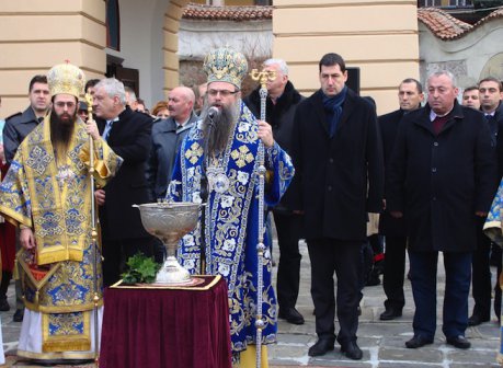 Смелчаци вадиха кръста от ледените води в цялата страна