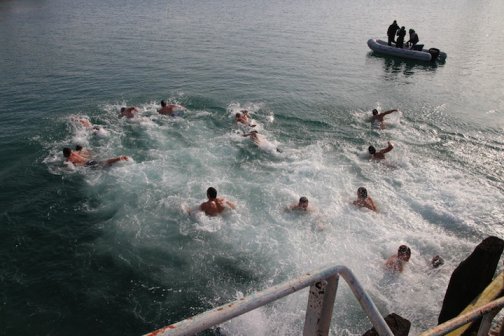 Смелчаци вадиха кръста от ледените води в цялата страна