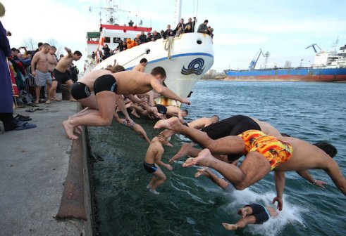 Смелчаци вадиха кръста от ледените води в цялата страна