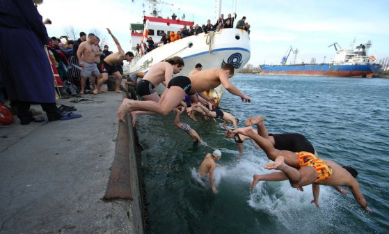 Смелчаци вадиха кръста от ледените води в цялата страна