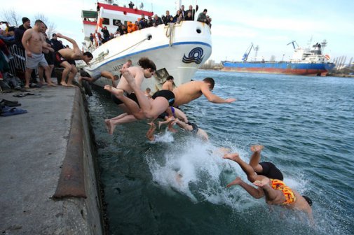 Смелчаци вадиха кръста от ледените води в цялата страна