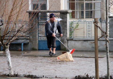 Два бургаски квартала са под вода след обилните валежи снощи