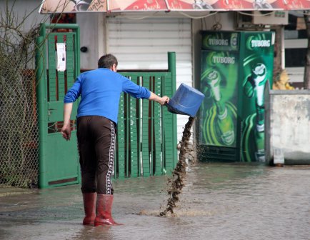 Два бургаски квартала са под вода след обилните валежи снощи