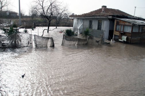 Два бургаски квартала са под вода след обилните валежи снощи