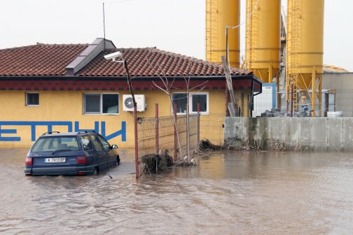 Два бургаски квартала са под вода след обилните валежи снощи