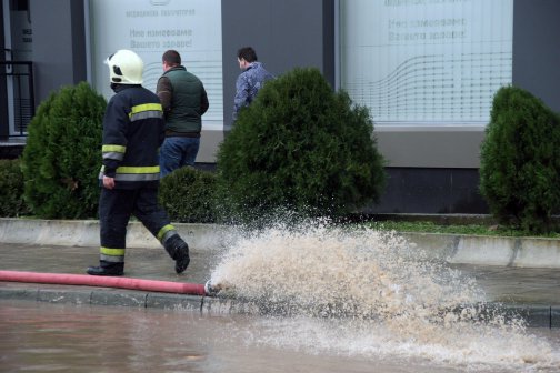 Два бургаски квартала са под вода след обилните валежи снощи