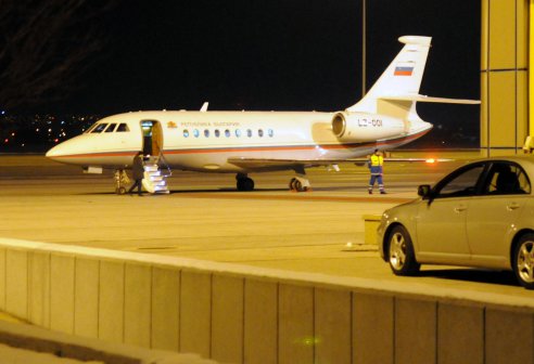 Самолетът на Борисов кацна аварийно в София