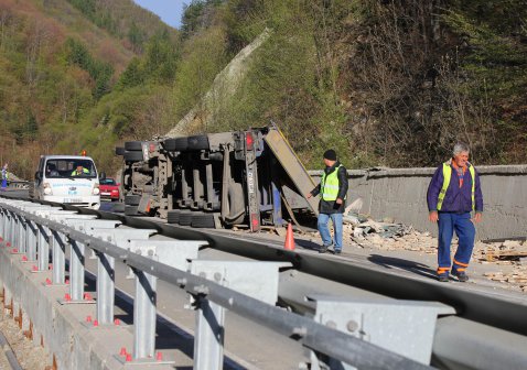 ТИР се заби в бетонна стена на Предела, водачът загина на място