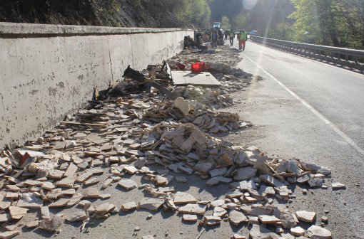 ТИР се заби в бетонна стена на Предела, водачът загина на място