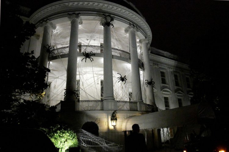 Президентът на САЩ и първата дама посрещнаха призраци и таласъми в Белия дом