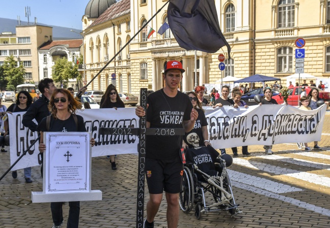  Родители на деца с увреждания опънаха палатков лагер пред парламента