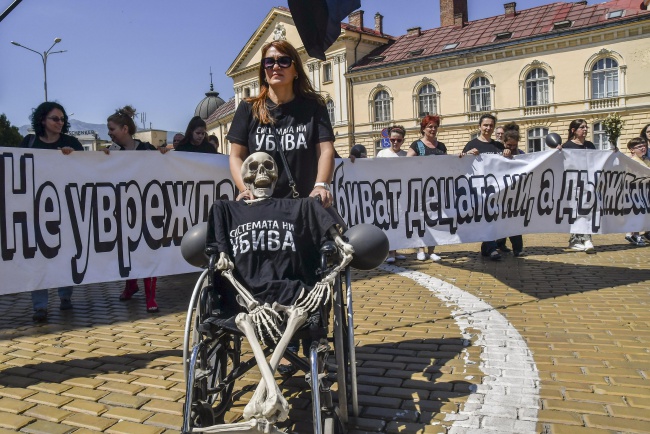  Родители на деца с увреждания опънаха палатков лагер пред парламента