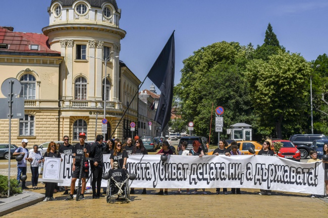  Родители на деца с увреждания опънаха палатков лагер пред парламента