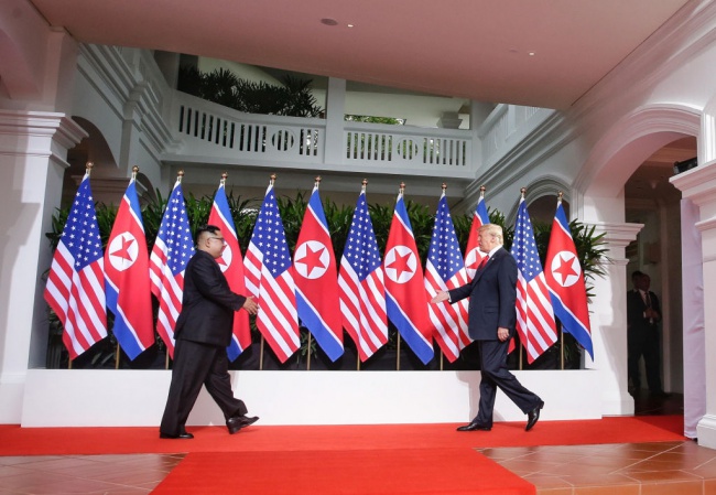 Президентът на САЩ Доналд Тръмп се срещна със севернокорейския лидер Ким Чен-ун