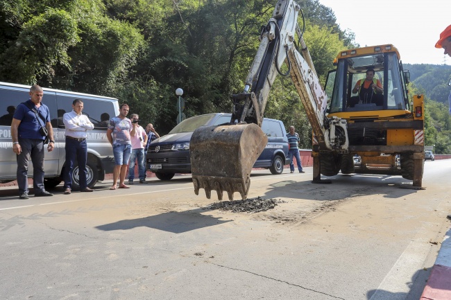 От националната следствена служба вземат проби от асфалта край Своге