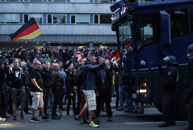 Десетки ранени и стотици арестувани след поредна бурна нощ в германския град Кемниц