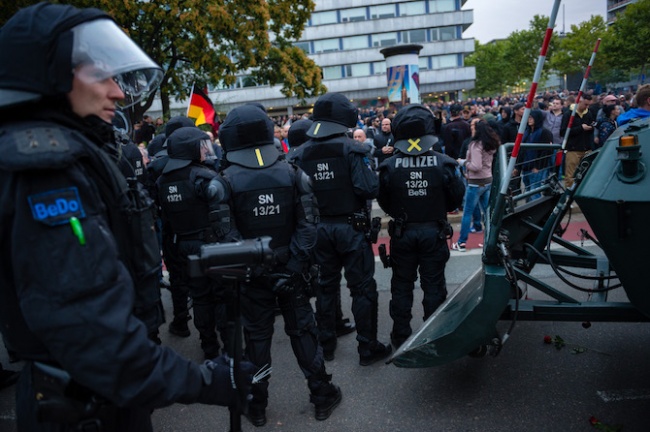 Десетки ранени и стотици арестувани след поредна бурна нощ в германския град Кемниц