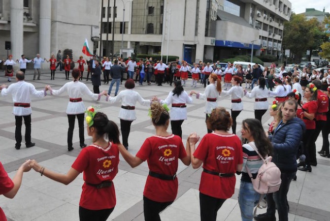 10 фолклорни клуба се надиграваха на площада в Бургас