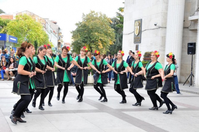 10 фолклорни клуба се надиграваха на площада в Бургас