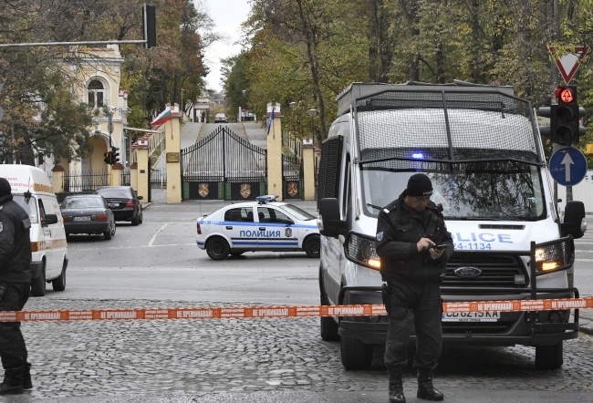 Спряха движението около Военна академия заради бомба