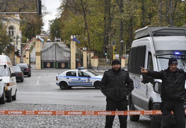 Спряха движението около Военна академия заради бомба