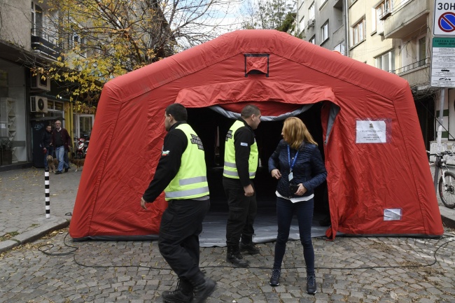 Спряха движението около Военна академия заради бомба