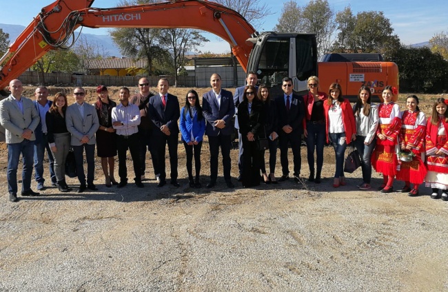 Цветан Цветанов направи първа копка на новия многофункционален Градски парк в Петрич и посети строящ се завод в града