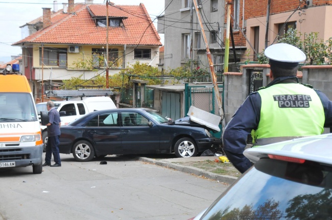 Млад шофьор помете две възрастни жени на тротоар в Карнобат