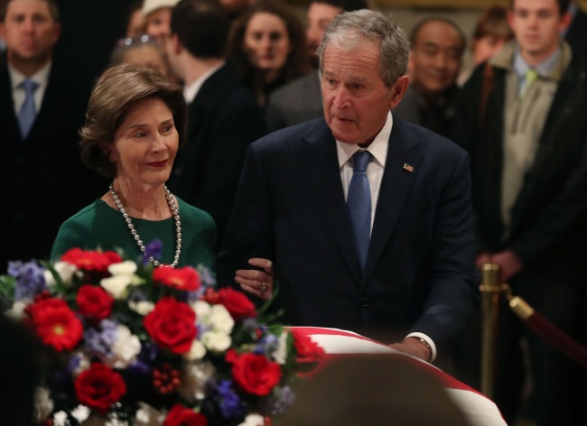 Четирима президенти на траурната служба в памет на Джордж Буш-старши 
