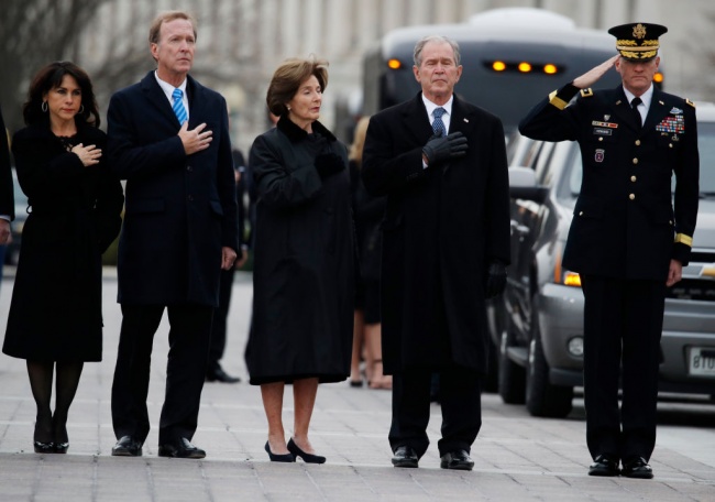 Четирима президенти на траурната служба в памет на Джордж Буш-старши 