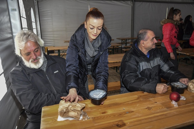  Златните момичета и Мая Манолова откриха социална кухня за бедни