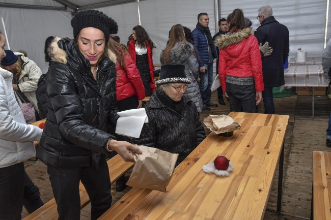  Златните момичета и Мая Манолова откриха социална кухня за бедни