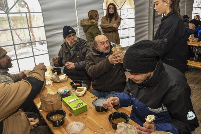  Златните момичета и Мая Манолова откриха социална кухня за бедни