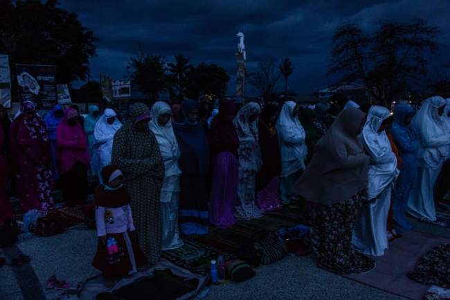 Цунами връхлетя Индонезия, стотици загинали и в неизвестност