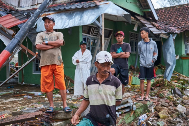 Цунами връхлетя Индонезия, стотици загинали и в неизвестност
