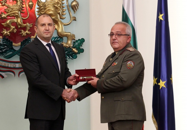 Румен Радев връчи пагони на военнослужещи, удостоени с висше офицерско звание