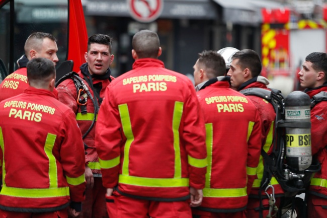 Двама пожарникари са загинали при взрива в Париж 