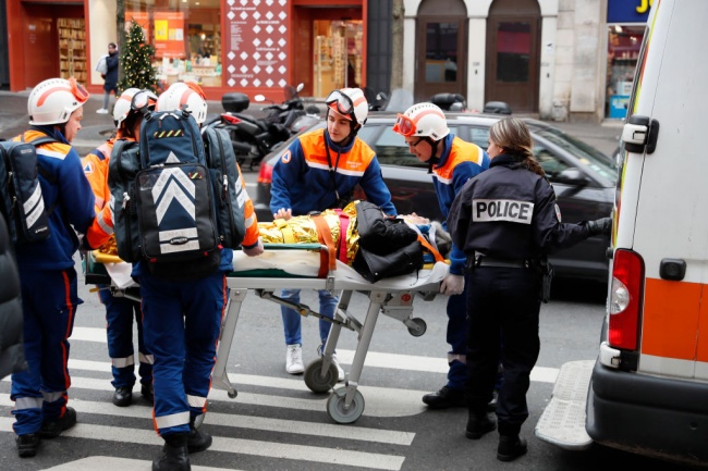 Двама пожарникари са загинали при взрива в Париж 