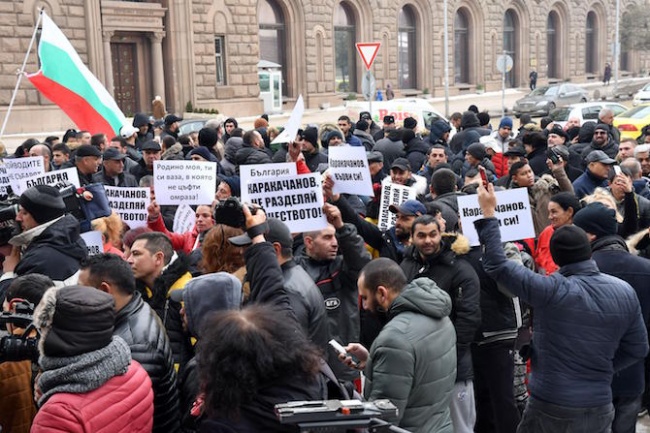 Роми протестираха пред министерски съвет с искане за оставка на Каракачанов