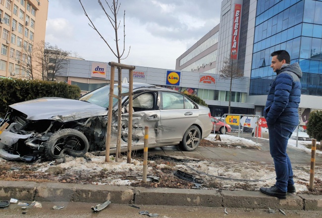 Четири коли потрошени при тежка катастрофа в София 