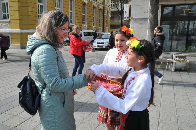 Бургаски ученици направиха жива мартеница