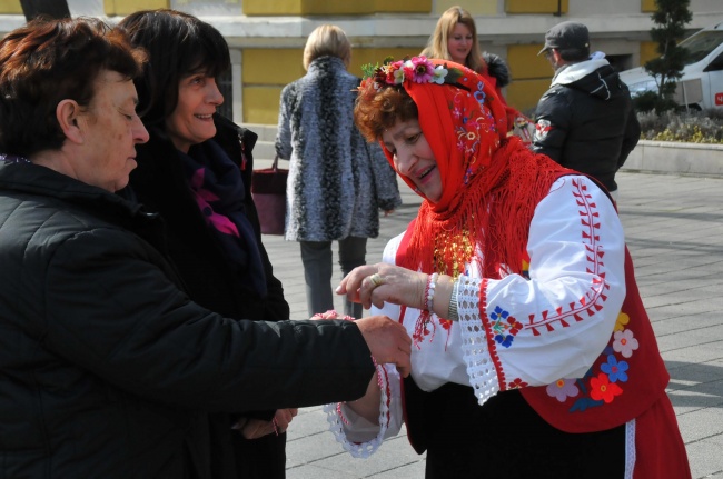 Бургаски ученици направиха жива мартеница