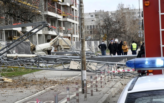 Огромен кран от строеж рухна в София