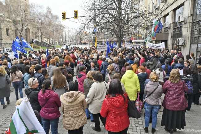 Медицинските сестри протестират пред Министерството на здравеопазването