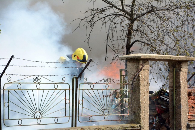  Пожар от запалени боклуци на двор изпепели къща в Харманли