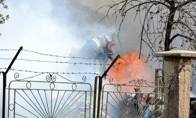  Пожар от запалени боклуци на двор изпепели къща в Харманли